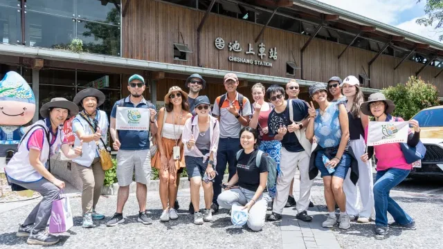 TDF 數位遊牧社群在台東池上車站前的大合照