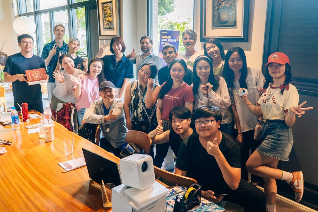 Nomad Quiz Night 現場 20 位國內外遊牧者合影,三回合中英雙語團隊競賽