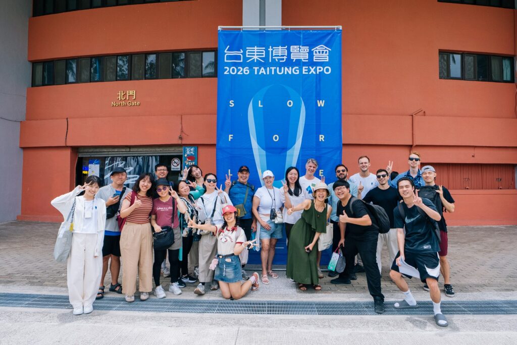 20 位遊牧者於 2026 台東博覽會北門主視覺前合影,展期 7 月 3 日至 8 月 20 日共 49 天