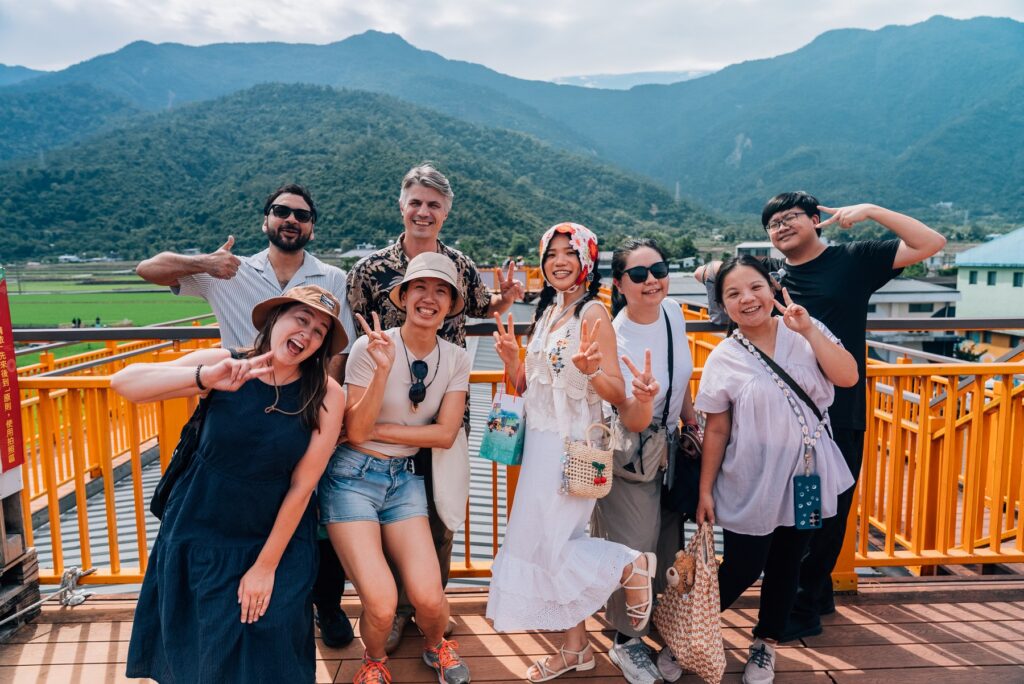 參與者於臺東縱谷觀景平台合影,背景為海岸山脈與稻田,TDF Reconnect 第一天縱谷日
