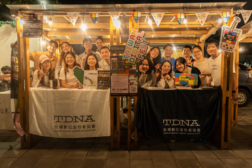 TDF 2026 開幕市集，工作人員與參與者於 TDNA 攤位前合影