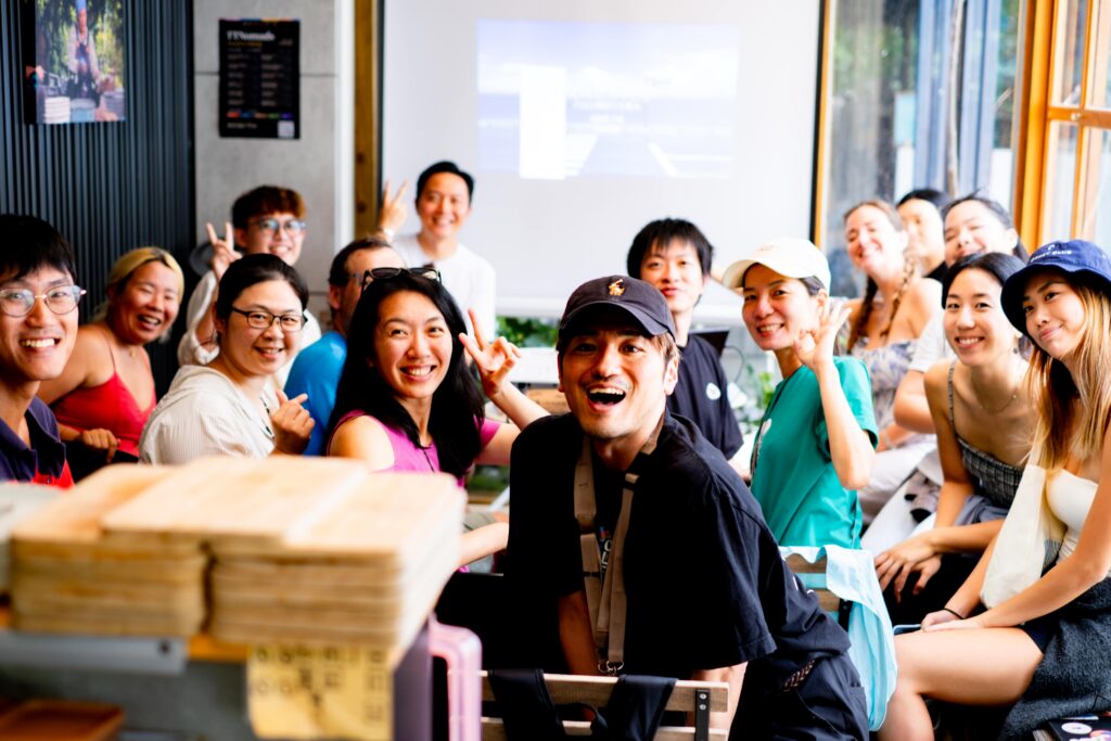 Nomads Meet Locals 場次中，國際與本土參與者在咖啡空間內交流