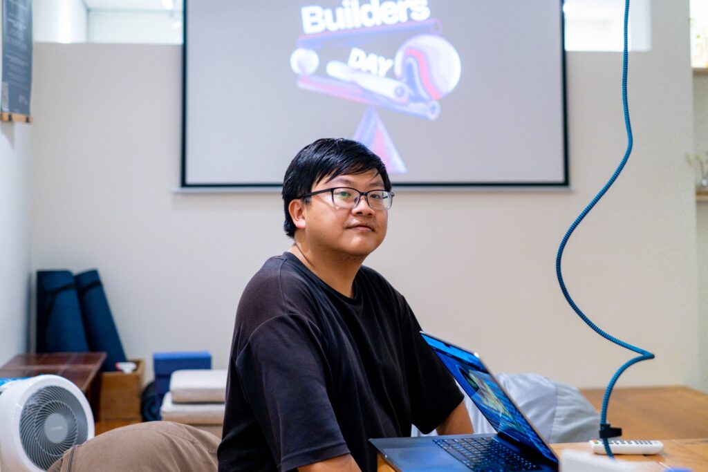 參與者於 Builders Day 場次以筆電進行遠距工作與專案共創