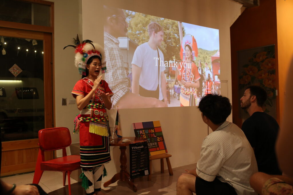 詩瑜 Osay 身著阿美族傳統服飾，在 TDF 2026 都蘭場次分享阿美族語復興經驗